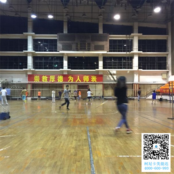 師傅跑起來接球了