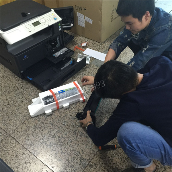 范師傅看到蔡師傅在打電話，然后過來幫忙裝機器