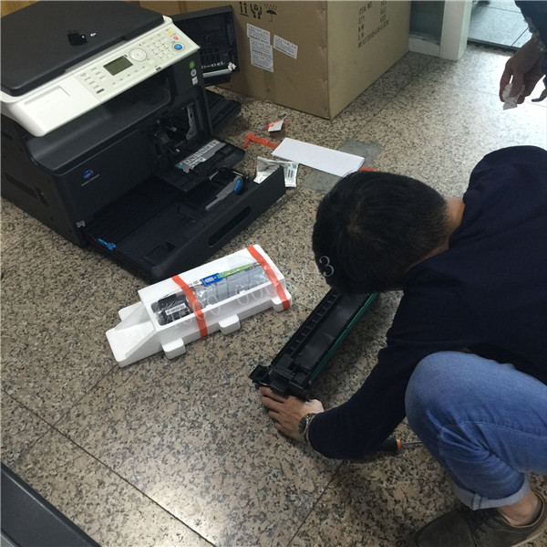 師傅在安裝柯尼卡美能達206復印機的時候，客戶打電話進來問，然后師傅邊安裝機器，邊給客戶解答問題