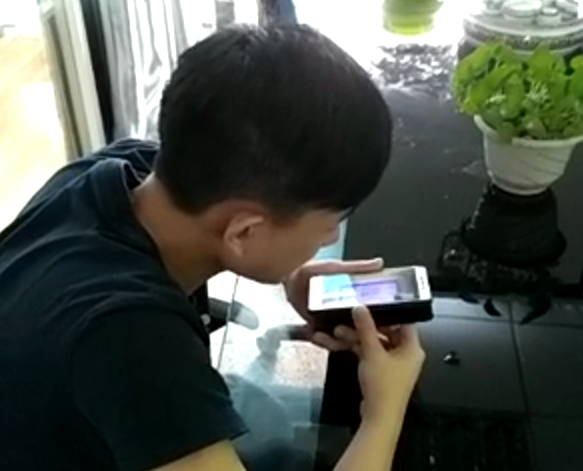 科頤辦公工程師在用視頻教客戶處理問題，客戶在師傅的指導下測試處理完的效果