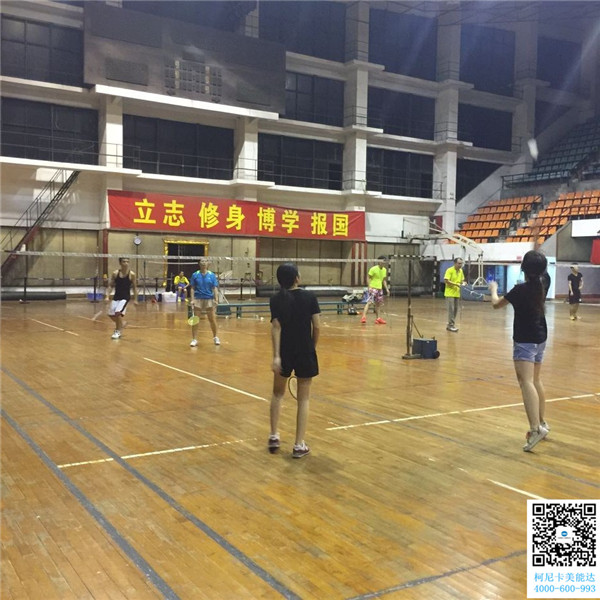 科頤辦公第三次羽毛球賽緊張進行中