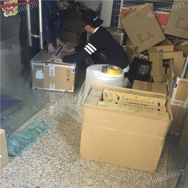 記4月11科頤辦公打包現(xiàn)場，隔壁小帥來幫我們一起打包