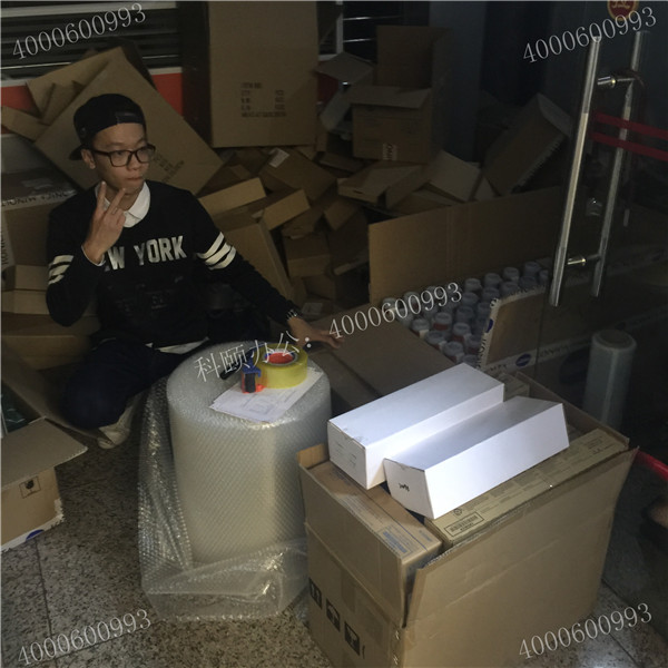 4月11科頤辦公打包現(xiàn)場，隔壁小帥幫忙打包中還不忘來臭美一下