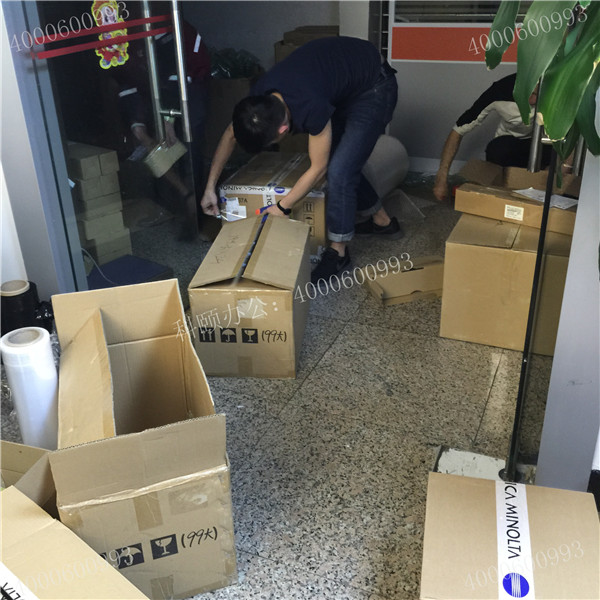 科頤辦公同事在打包柯尼卡美能達耗材