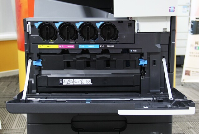 碳粉盒和廢粉盒 與前代機型相同的結構-科頤辦公