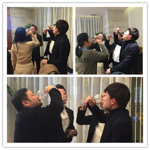 科頤三大帥哥在跟我們的領導喝呢，干了！